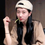 80% 민낯으로 풀 뜯어먹는 수지 <b>GIF</b>