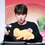 [박우진] <b>한손</b>엔 파이리잡꾸 <b>한손</b>엔 마이크잡꾸 ㅠ