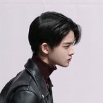 위협적인 <b>턱선</b>이 놀라운 남돌