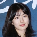 머리 <b>피스</b> 떼고 온 수지(+연한 화장)