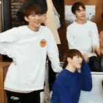 한 아이돌이 <b>신날</b> 때 하는 행동.jpg