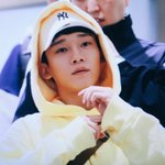 [EXO] 흰<b>모자</b>에 노랑 입으니까 얼굴이 더 살아보여