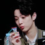 [드루와] <b>라이관린</b>이 들고잏는사탕 이거 어디꺼임