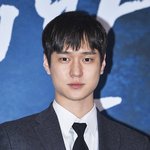 머리 짧게 다듬은 고경표