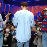 생방중에 음방 피디를 주저앉아 웃게만든 자 <b>GIF</b>