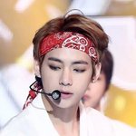 [방탄소년단] 단체 흑발에<b>이어</b> 단체반다나 원하는거 나뿐인가......