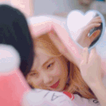 본인이 찍은 광고에 개인기도 들어간 아이돌.gif