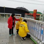 비 맞는 아저씨들 <b>우산</b> 씌워준 초등학생