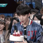 [EXO] 스물<b>두</b>살 세훈이 케이크 불 끄는거 보<b>셈</b>