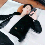 휴대폰 신기하게 잡는 슈가, 강다니엘 <b>gif</b>