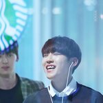 [박우진] 아 행복<b>회로</b> 돌리는 사진이다ㅜㅜ