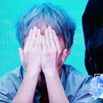 [EXO] 손 작은거 다 아는데 얼굴다 가려지는게 <b>신기하네</b>