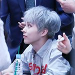 [시우민] 팬들 바라보는 모습이 너무 <b>스윗</b>하다 시우민석...