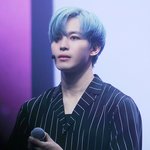컴백에 파란 머리로 염색한 아이돌ㅠㅠㅠ