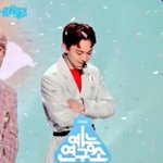 [EXO] 무시까자 쟤 약 끊어서 불안증세 와서 <b>저럼</b> ㅎㅎ