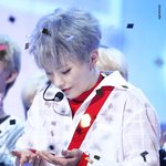 [시우민] 꽃이 꽃가루를 잡네여(시우민)