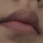 나 입술 통통<b>한편</b>임?
