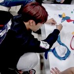 [박우진] 아 <b>맨발</b>로 쓰레빠신꾸 쪼꾸려앉아서 실에 침바르고