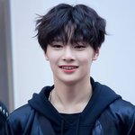 빛삭) 나 웃을때 닮았는지 봐주라