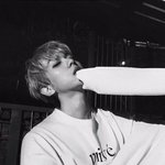 [EXO] 이 <b>반팔</b>은 언제 판매하냐