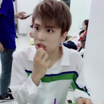 [<b>팬</b>아<b>저</b>] 자기가 알보칠 바르는 거 찍어서 올리는 아이돌ㅋㅋㅋㅋ