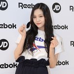 여자친구 <b>엄지</b> 인형같은 비주얼!