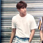 [박우진] 흰티에....청바지에....어깨...팔뚝...<b>콧대</b>