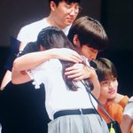 [댓글부탁해] 팬이 울어서 박지훈이 안아줬대ㅠ
