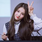 드디어 데뷔하는 역대급 비주얼의 아이돌.jpg