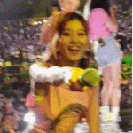 현장감 있는 <b>사나</b> 실물 느낌