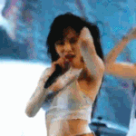 현재 눈살 찌푸려진다고 말나오는 현아 의상.<b>gif</b>