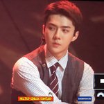 [EXO] 조각상 들고옴