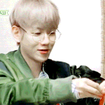 [백현] 12화] 대게 저녁식사 세상행복한 먹방 백현 <b>gif</b> 2