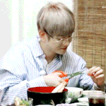 [백현] 12화] 대게 저녁식사 세상행복한 먹방 백현 <b>gif</b>