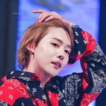 머리 쓸어 넘기다 내 마음도 쓸<b>어감</b>
