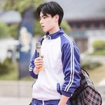 여자들이 <b>손등</b>에 핏줄