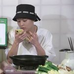 [시우민] 시우민도 휴대폰으로 미모<b>체크</b>를 하는규나 ㅋㅋ