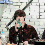 술 싫어하는 뷔의 소주 따는 스킬 <b>gif</b>