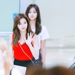 빨간나시 입은날 리즈 찍은 트와이스-<b>사나</b>