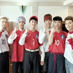 월드컵주간 기념 축구유니폼 입은 아이돌.jpg