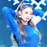 인간 포카리같은 제니 파란색 착장 <b>GIF</b>
