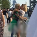 길거리에서 키스하는 저스틴 <b>비버</b>