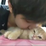 [EXO] 고양이에게 뽀뽀<b>작렬</b>하는 찬열오빠