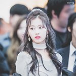 특유의 <b>페미닌</b>으로 반묶음 스타일링한 여돌 멤버