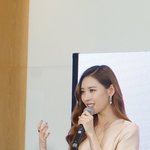 머리에 웨이브 잔뜩 넣은 선미