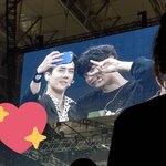 [EXO] 팬 핸드폰으로 셀카 찍어줬네ㅠㅠㅠㅠㅠ