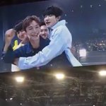 [EXO] 찬열이 <b>팔</b>에 세명이 들어간다