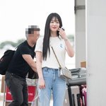 흰티에 청바지만 입은 설리 jpg