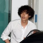 오늘 원빈 머리 <b>폭탄</b> 맞음