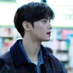 누군가 깎아 놓은 듯한 조각 얼굴